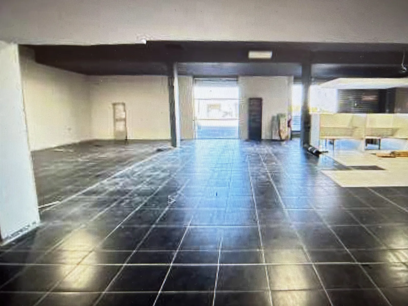 RARE ,Très beau Local commercial 580 m² sur Axe commerçant ,Très passant, 20.000 AUTO JOURS